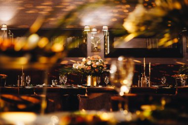 Masa örtüsü, çiçek çatalı, restoranda servis edilen ve içi rahat olan bıçak.