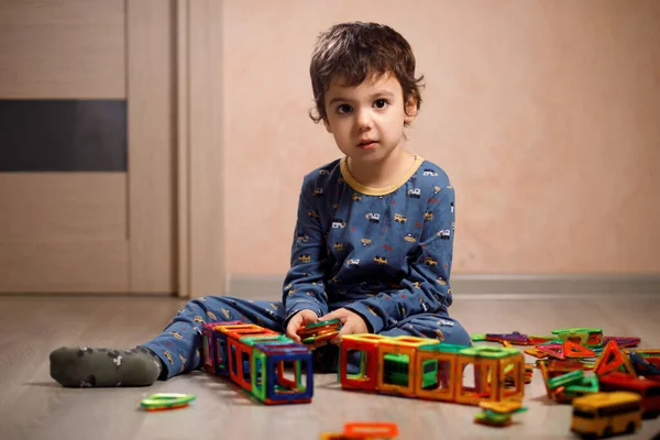 Malý autistický chlapec hraje s stavebnicí. Royalty Free Stock Obrázky