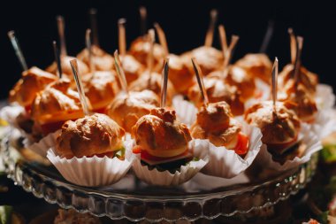 Güzel dekore edilmiş yiyecek ve aperatifler.