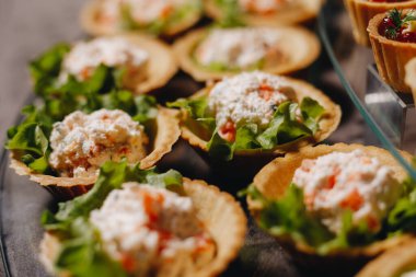 Güzel dekore edilmiş yiyecek ve aperatifler.