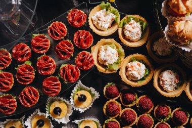 Güzel dekore edilmiş yiyecek ve aperatifler.