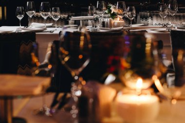 Masa örtüsü, çiçek çatalı, restoranda servis edilen ve içi rahat olan bıçak.