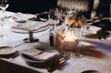 Masa örtüsü, çiçek çatalı, restoranda servis edilen ve içi rahat olan bıçak.