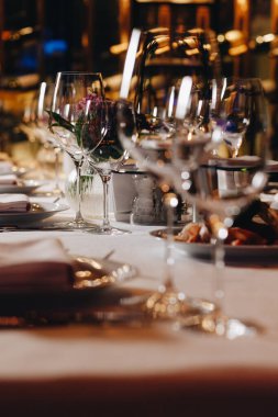 Masa örtüsü, çiçek çatalı, restoranda servis edilen ve içi rahat olan bıçak.