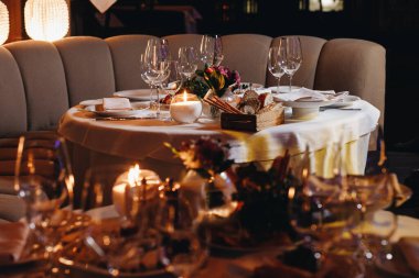 Masa örtüsü, çiçek çatalı, restoranda servis edilen ve içi rahat olan bıçak.