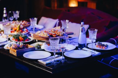 Masa örtüsü, çiçek çatalı, restoranda servis edilen ve içi rahat olan bıçak.