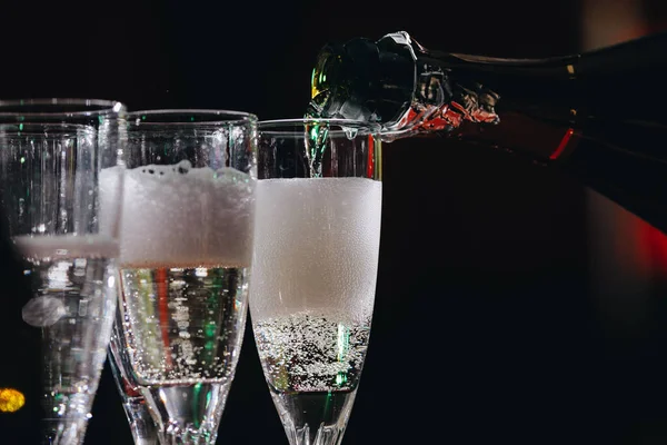 El camarero está echando champán en las copas, champán — Foto de Stock