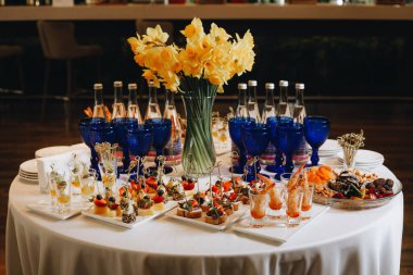 Güzel dekore edilmiş yiyecek ve aperatifler.