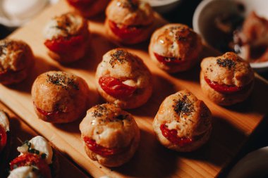 Güzel dekore edilmiş yiyecek ve aperatifler.