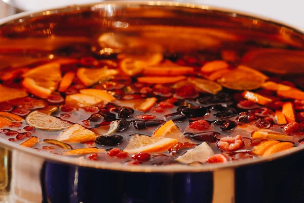 Ponche de frutas em uma tigela grande close-up — Fotografia de Stock