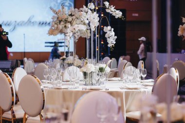 Masa örtüsü, çiçek çatalı, restoranda servis edilen ve içi rahat olan bıçak.