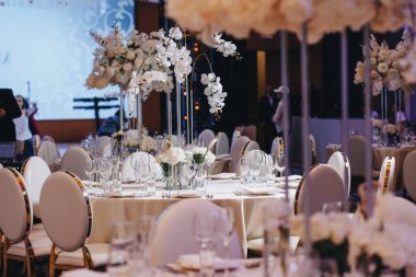 Masa örtüsü, çiçek çatalı, restoranda servis edilen ve içi rahat olan bıçak.