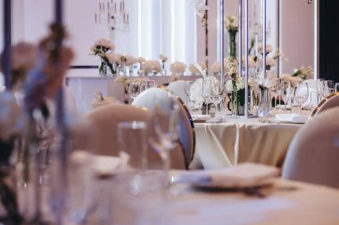 Masa örtüsü, çiçek çatalı, restoranda servis edilen ve içi rahat olan bıçak.