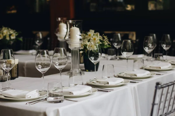 Geschirr Gläser, Blumengabel, Messer zum Abendessen im Restaurant mit gemütlicher Einrichtung — Stockfoto