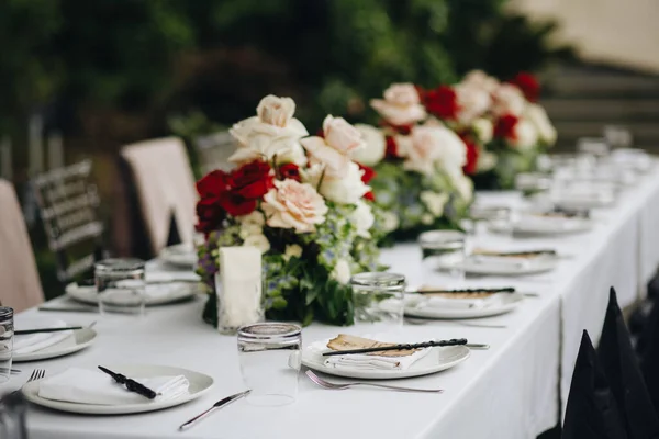 Tableware Glasses, flower fork, knife served for dinner in restaurant with cozy interior — Stock Photo, Image