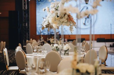 Masa örtüsü, çiçek çatalı, restoranda servis edilen ve içi rahat olan bıçak.