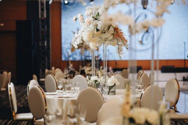 Masa örtüsü, çiçek çatalı, restoranda servis edilen ve içi rahat olan bıçak.