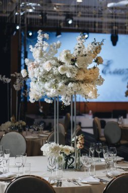 Masa örtüsü, çiçek çatalı, restoranda servis edilen ve içi rahat olan bıçak.