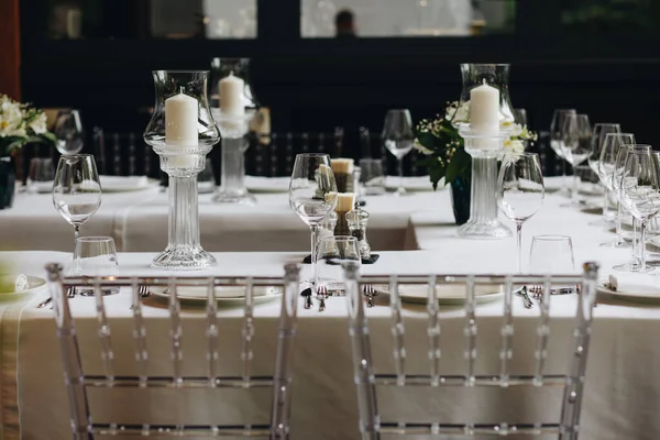 Tableware Glasses, flower fork, knife served for dinner in restaurant with cozy interior — Stock Photo, Image