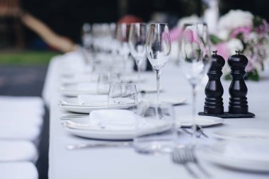 Masa örtüsü, çiçek çatalı, restoranda servis edilen ve içi rahat olan bıçak.