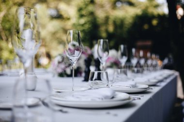 Masa örtüsü, çiçek çatalı, restoranda servis edilen ve içi rahat olan bıçak.