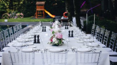 Masa örtüsü, çiçek çatalı, restoranda servis edilen ve içi rahat olan bıçak.