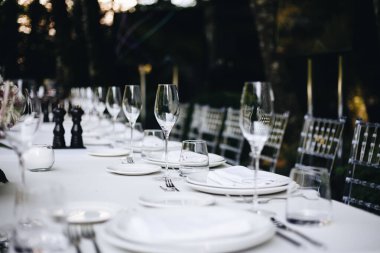 Masa örtüsü, çiçek çatalı, restoranda servis edilen ve içi rahat olan bıçak.