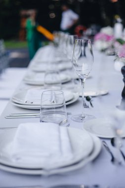 Masa örtüsü, çiçek çatalı, restoranda servis edilen ve içi rahat olan bıçak.