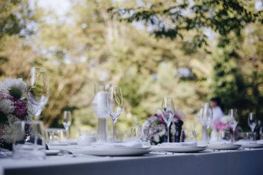 Masa örtüsü, çiçek çatalı, restoranda servis edilen ve içi rahat olan bıçak.