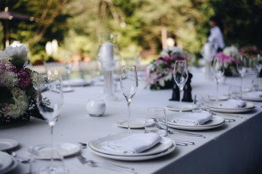 Masa örtüsü, çiçek çatalı, restoranda servis edilen ve içi rahat olan bıçak.