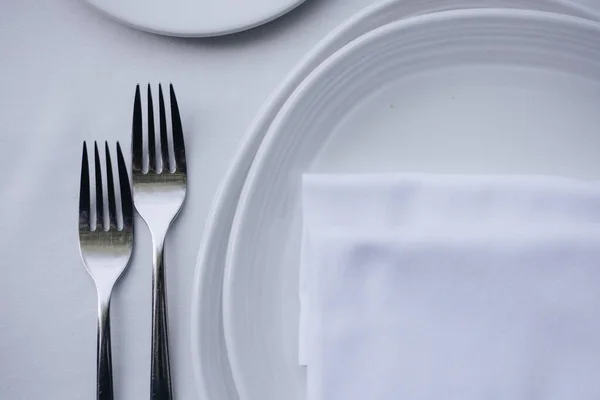 Tableware Glasses, flower fork, knife served for dinner in restaurant with cozy interior — Stock Photo, Image