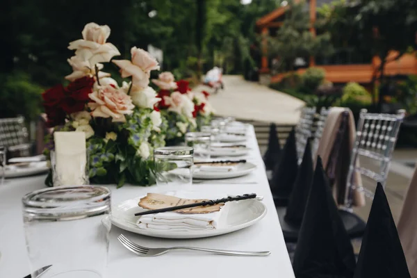 Tableware Glasses, flower fork, knife served for dinner in restaurant with cozy interior — Stock Photo, Image