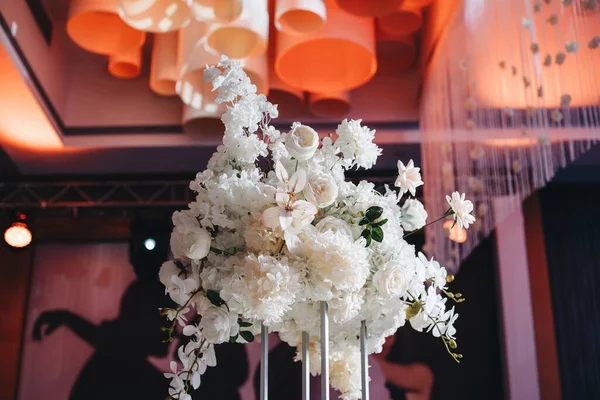 Romantische Bruiloft Tafel Top Indeling Decor met grote weelderige bloemenboeketten waaronder witte rozen, ranunculus, perzische boterbloemen, witte orchideeën en kaarsen — Stockfoto