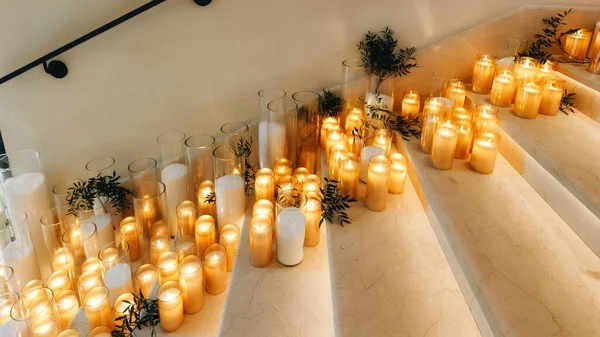 Романтичний весільний стіл Верхній план Декор з великими пишними квітковими букетами, включаючи білі троянди, ранункулюс, персикові масляні палички, білі орхідеї та свічки — стокове фото