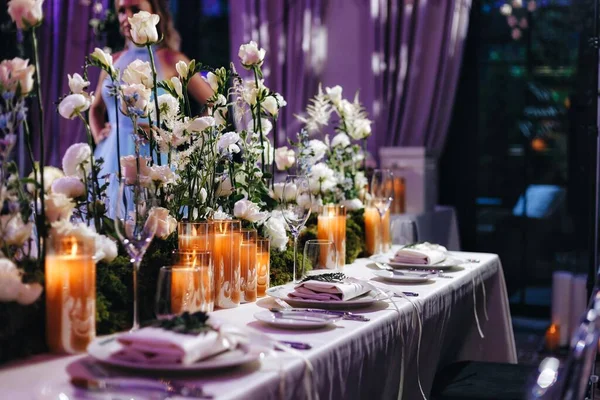 Decoración romántica de la disposición superior de la tabla de la boda con los ramos florales exuberantes grandes incluyendo rosas blancas, ranunculus, buttercups persas, orquídeas blancas y velas —  Fotos de Stock