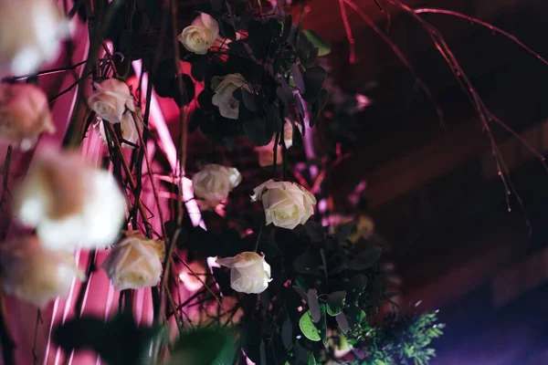 Masa de nunta romantica Top Layout Decor cu buchete florale luxuriante mari, inclusiv trandafiri albi, ranunculus, buttercupe persane, orhidee albe si lumanari — Fotografie, imagine de stoc