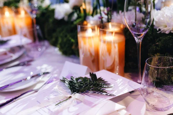 Romantic Wedding Table Top Layout Decor with large lush floral bouquets including white roses, ranunculus, persian buttercups, white orchids and candles — Stock Photo, Image