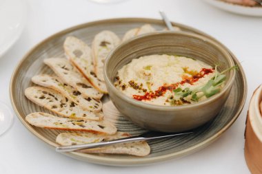 Güzel dekore edilmiş yiyecek ve aperatifler.