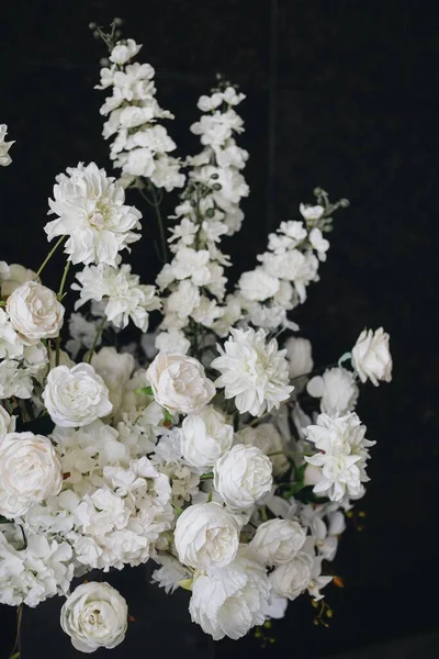 Romantický svatební stůl Top layout dekorace s velkými svěží květinové kytice včetně bílých růží, ranunculus, perské máslové poháry, bílé orchideje a svíčky Stock Fotografie