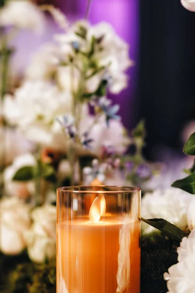 Romantic Wedding Table Top Layout Decor with large lush floral bouquets including white roses, ranunculus, persian buttercups, white orchids and candles — Stock Photo, Image