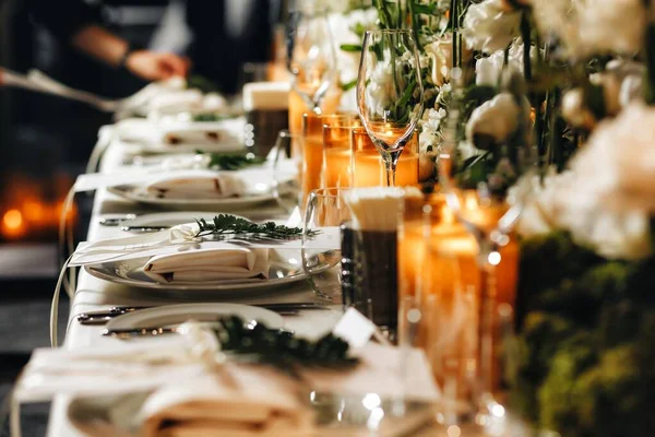 Romantic Wedding Table Top Layout Decor with large lush floral bouquets including white roses, ranunculus, persian buttercups, white orchids and candles — Stock Photo, Image