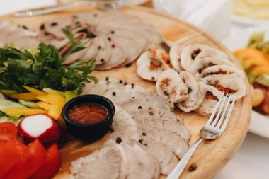 Güzel dekore edilmiş yiyecek ve aperatifler.