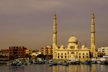 Gemi ve Binalar ve sahilde bir cami olan Doğu mesire