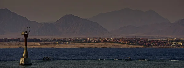 Bir deniz feneri ve dağ içinde belgili tanımlık geçmiş Doğu şehir panoraması