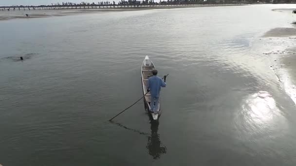 Barqueiro na ilha de Fadiouk, no Senegal — Vídeo de Stock