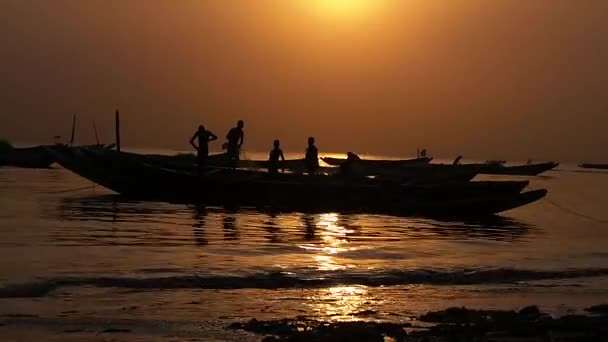 Gli uomini e il suo cavallo sull'isola fadiouk in Senegal — Video Stock
