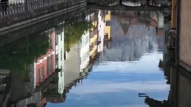 Reflet de la maison en ville française à l'automne — Video