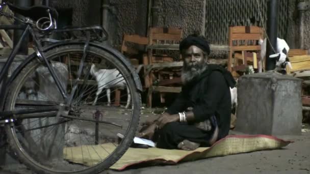 Ráno Sadhus ve Varanassi, stát Uttar Pradesh v Indii — Stock video