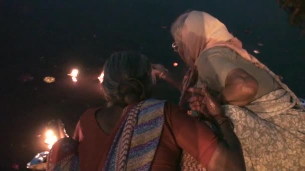 An den rändern von varanassi, ganges, state uttar pradesh in indien — Stockvideo