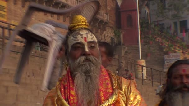 Morgon sadhus i Varanassi, delstaten Uttar Pradesh i Indien — Stockvideo